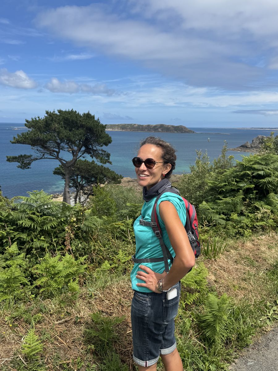 Professeur de yoga Janvryoga en bord de mer, sur un sentier côtier